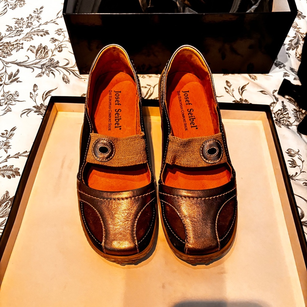 Joseph Siebel shoes NWO tags
Excellent condition 
Bronze like color
All Leather